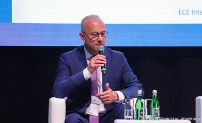 Konferencja ChairIN w Zielonej Górze-Nowym Kisielinie rozpoczęła kilkudniowe spotkanie na temat elektromobilności. W wydarzeniu udział wziął Marszałek Województwa Lubuskiego Marcin Jabłoński.

