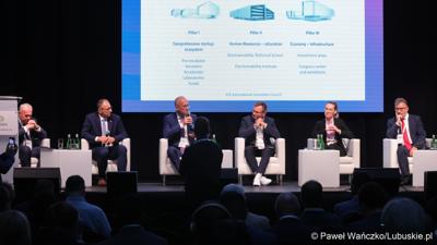 Konferencja ChairIN w Zielonej Górze-Nowym Kisielinie rozpoczęła kilkudniowe spotkanie na temat elektromobilności. W wydarzeniu udział wziął Marszałek Województwa Lubuskiego Marcin Jabłoński.

