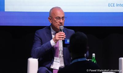 Konferencja ChairIN w Zielonej Górze-Nowym Kisielinie rozpoczęła kilkudniowe spotkanie na temat elektromobilności. W wydarzeniu udział wziął Marszałek Województwa Lubuskiego Marcin Jabłoński.

