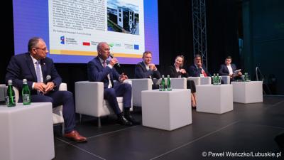 Konferencja ChairIN w Zielonej Górze-Nowym Kisielinie rozpoczęła kilkudniowe spotkanie na temat elektromobilności. W wydarzeniu udział wziął Marszałek Województwa Lubuskiego Marcin Jabłoński.

