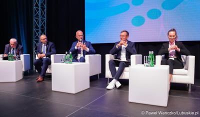 Konferencja ChairIN w Zielonej Górze-Nowym Kisielinie rozpoczęła kilkudniowe spotkanie na temat elektromobilności. W wydarzeniu udział wziął Marszałek Województwa Lubuskiego Marcin Jabłoński.

