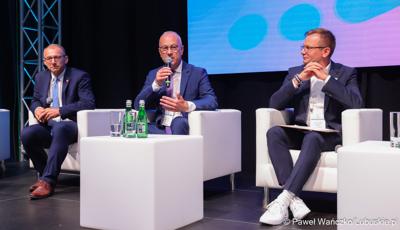 Konferencja ChairIN w Zielonej Górze-Nowym Kisielinie rozpoczęła kilkudniowe spotkanie na temat elektromobilności. W wydarzeniu udział wziął Marszałek Województwa Lubuskiego Marcin Jabłoński.

