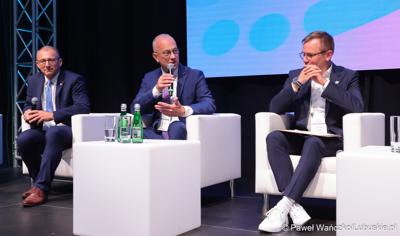 Konferencja ChairIN w Zielonej Górze-Nowym Kisielinie rozpoczęła kilkudniowe spotkanie na temat elektromobilności. W wydarzeniu udział wziął Marszałek Województwa Lubuskiego Marcin Jabłoński.

