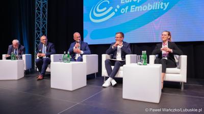 Konferencja ChairIN w Zielonej Górze-Nowym Kisielinie rozpoczęła kilkudniowe spotkanie na temat elektromobilności. W wydarzeniu udział wziął Marszałek Województwa Lubuskiego Marcin Jabłoński.

