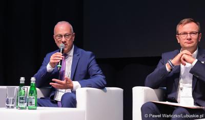 Konferencja ChairIN w Zielonej Górze-Nowym Kisielinie rozpoczęła kilkudniowe spotkanie na temat elektromobilności. W wydarzeniu udział wziął Marszałek Województwa Lubuskiego Marcin Jabłoński.


