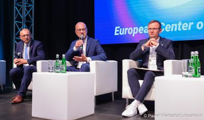 Konferencja ChairIN w Zielonej Górze-Nowym Kisielinie rozpoczęła kilkudniowe spotkanie na temat elektromobilności. W wydarzeniu udział wziął Marszałek Województwa Lubuskiego Marcin Jabłoński.

