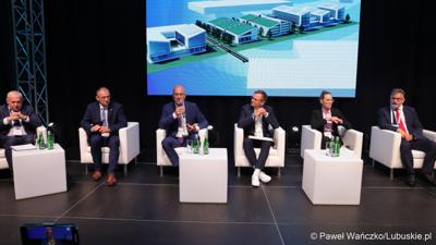 Konferencja ChairIN w Zielonej Górze-Nowym Kisielinie rozpoczęła kilkudniowe spotkanie na temat elektromobilności. W wydarzeniu udział wziął Marszałek Województwa Lubuskiego Marcin Jabłoński.

