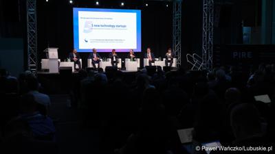 Konferencja ChairIN w Zielonej Górze-Nowym Kisielinie rozpoczęła kilkudniowe spotkanie na temat elektromobilności. W wydarzeniu udział wziął Marszałek Województwa Lubuskiego Marcin Jabłoński.

