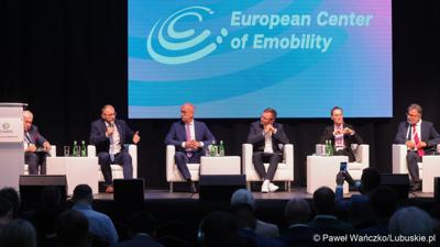 Konferencja ChairIN w Zielonej Górze-Nowym Kisielinie rozpoczęła kilkudniowe spotkanie na temat elektromobilności. W wydarzeniu udział wziął Marszałek Województwa Lubuskiego Marcin Jabłoński.

