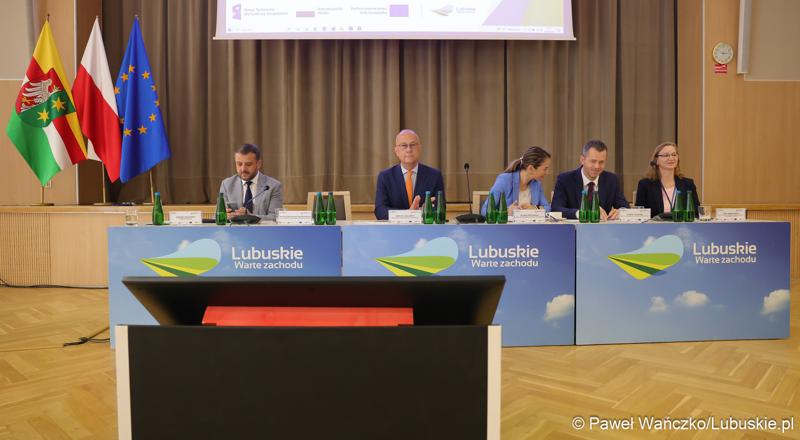 Uczestnicy konferencji pt. „Lubuska rewitalizacja” w Sali Kolumnowej Sejmiku Województwa Lubuskiego w Zielonej Górze