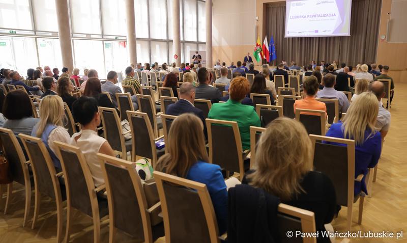 Uczestnicy konferencji pt. „Lubuska rewitalizacja” w Sali Kolumnowej Sejmiku Województwa Lubuskiego w Zielonej Górze