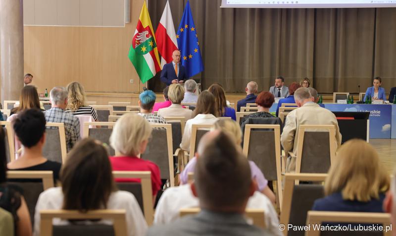 Marszałek Województwa Lubuskiego Marcin Jabłoński przemawia do uczestników konferencji pt. „Lubuska rewitalizacja”