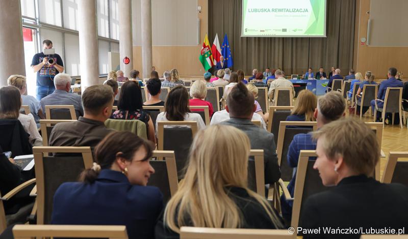 Uczestnicy konferencji pt. „Lubuska rewitalizacja” w Sali Kolumnowej Sejmiku Województwa Lubuskiego w Zielonej Górze