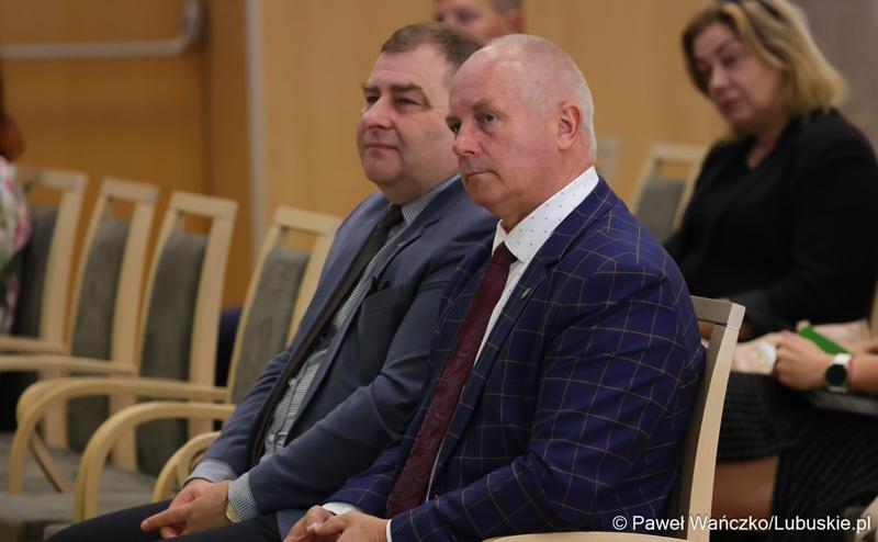 Członek Zarządu Województwa Lubuskiego Zbigniew Kołodziej (z prawej) i Wicemarszałek Województwa Lubuskiego Grzegorz Potęga na konferencji pt. „Lubuska rewitalizacja”