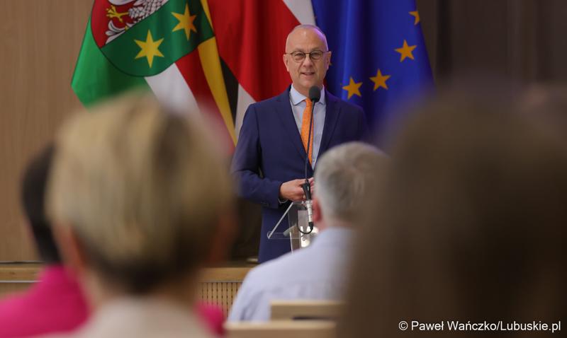 Marszałek Województwa Lubuskiego Marcin Jabłoński przemawia do uczestników konferencji pt. „Lubuska rewitalizacja”