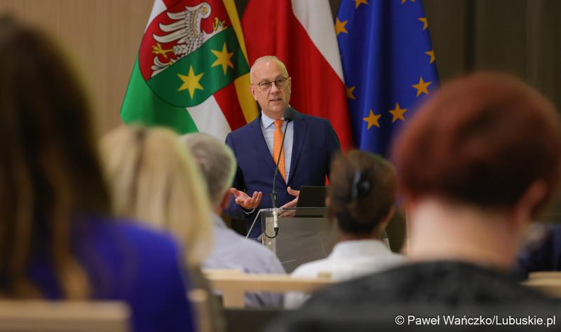 Marszałek Województwa Lubuskiego Marcin Jabłoński przemawia do uczestników konferencji pt. „Lubuska rewitalizacja”