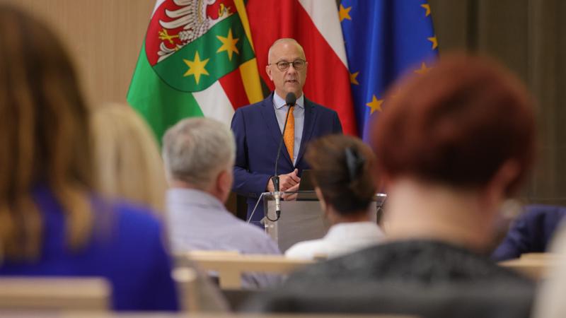 Marszałek Województwa Lubuskiego Marcin Jabłoński przemawia do uczestników konferencji pt. „Lubuska rewitalizacja”