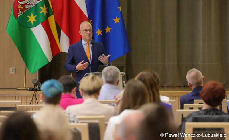 Marszałek Województwa Lubuskiego Marcin Jabłoński przemawia do uczestników konferencji pt. „Lubuska rewitalizacja”