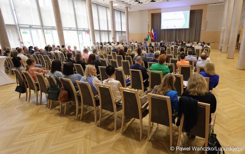 Uczestnicy konferencji pt. „Lubuska rewitalizacja” w Sali Kolumnowej Sejmiku Województwa Lubuskiego w Zielonej Górze
