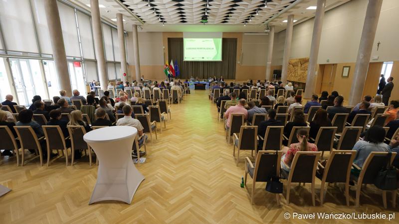 Uczestnicy konferencji pt. „Lubuska rewitalizacja” w Sali Kolumnowej Sejmiku Województwa Lubuskiego w Zielonej Górze