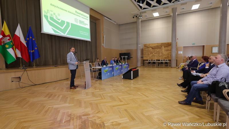 Uczestnicy konferencji pt. „Lubuska rewitalizacja” w Sali Kolumnowej Sejmiku Województwa Lubuskiego w Zielonej Górze
