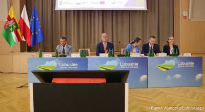 Uczestnicy konferencji pt. „Lubuska rewitalizacja” w Sali Kolumnowej Sejmiku Województwa Lubuskiego w Zielonej Górze