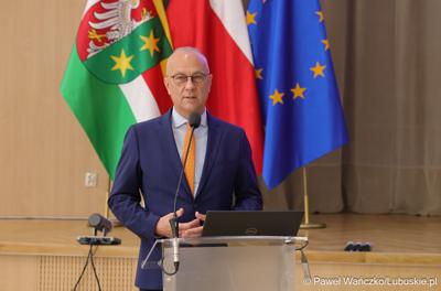 Marszałek Województwa Lubuskiego Marcin Jabłoński przemawia do uczestników konferencji pt. „Lubuska rewitalizacja” 