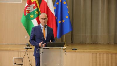 Marszałek Województwa Lubuskiego Marcin Jabłoński przemawia do uczestników konferencji pt. „Lubuska rewitalizacja” 