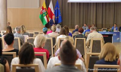 Marszałek Województwa Lubuskiego Marcin Jabłoński przemawia do uczestników konferencji pt. „Lubuska rewitalizacja” 