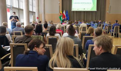 Uczestnicy konferencji pt. „Lubuska rewitalizacja” w Sali Kolumnowej Sejmiku Województwa Lubuskiego w Zielonej Górze