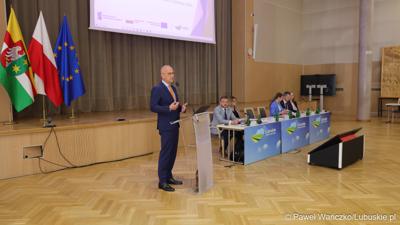 Marszałek Województwa Lubuskiego Marcin Jabłoński przemawia do uczestników konferencji pt. „Lubuska rewitalizacja” 