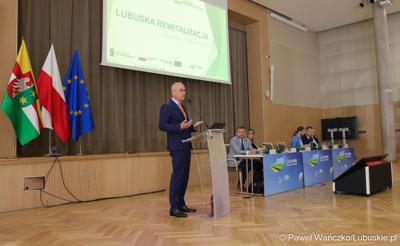 Marszałek Województwa Lubuskiego Marcin Jabłoński przemawia do uczestników konferencji pt. „Lubuska rewitalizacja” 