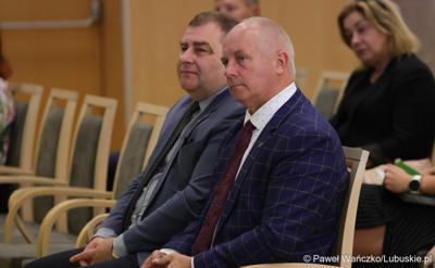 Członek Zarządu Województwa Lubuskiego Zbigniew Kołodziej (z prawej) i Wicemarszałek Województwa Lubuskiego Grzegorz Potęga na konferencji pt. „Lubuska rewitalizacja” 