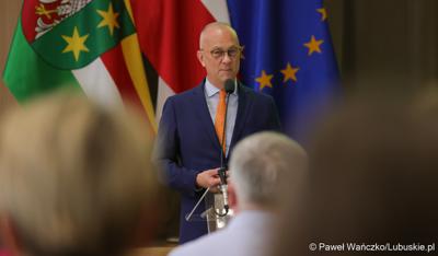 Marszałek Województwa Lubuskiego Marcin Jabłoński przemawia do uczestników konferencji pt. „Lubuska rewitalizacja” 