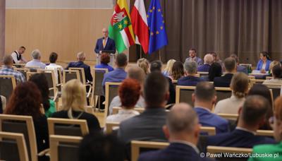 Marszałek Województwa Lubuskiego Marcin Jabłoński przemawia do uczestników konferencji pt. „Lubuska rewitalizacja” 
