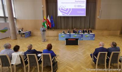 Uczestnicy konferencji pt. „Lubuska rewitalizacja” w Sali Kolumnowej Sejmiku Województwa Lubuskiego w Zielonej Górze