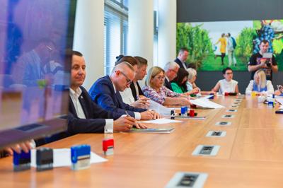 Podpisanie umów na dotacje celowe na wyłączanie gruntów rolnych z produkcji rolniczej i nie tylko