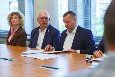 Podpisanie umów na dotacje celowe na wyłączanie gruntów rolnych z produkcji rolniczej i nie tylko
