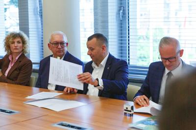 Podpisanie umów na dotacje celowe na wyłączanie gruntów rolnych z produkcji rolniczej i nie tylko