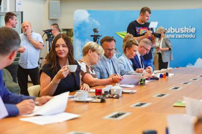 Podpisanie umów na dotacje celowe na wyłączanie gruntów rolnych z produkcji rolniczej i nie tylko
