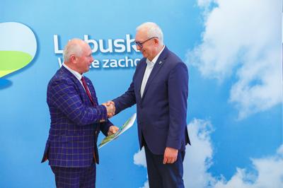 Podpisanie umów na dotacje celowe na wyłączanie gruntów rolnych z produkcji rolniczej i nie tylko