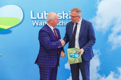 Podpisanie umów na dotacje celowe na wyłączanie gruntów rolnych z produkcji rolniczej i nie tylko