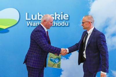 Podpisanie umów na dotacje celowe na wyłączanie gruntów rolnych z produkcji rolniczej i nie tylko