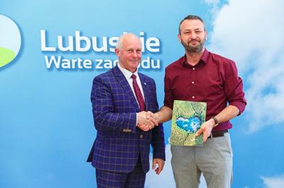 Podpisanie umów na dotacje celowe na wyłączanie gruntów rolnych z produkcji rolniczej i nie tylko