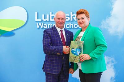 Podpisanie umów na dotacje celowe na wyłączanie gruntów rolnych z produkcji rolniczej i nie tylko