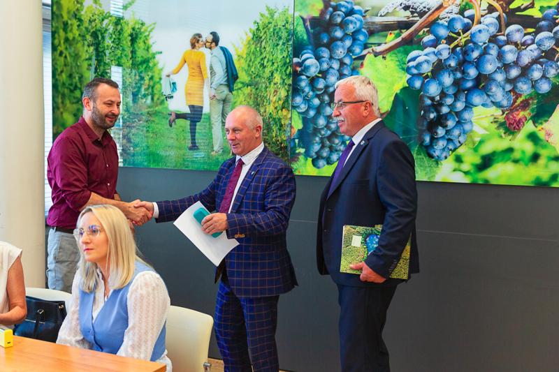Podpisanie umów na dotacje celowe na wyłączanie gruntów rolnych z produkcji rolniczej i nie tylko