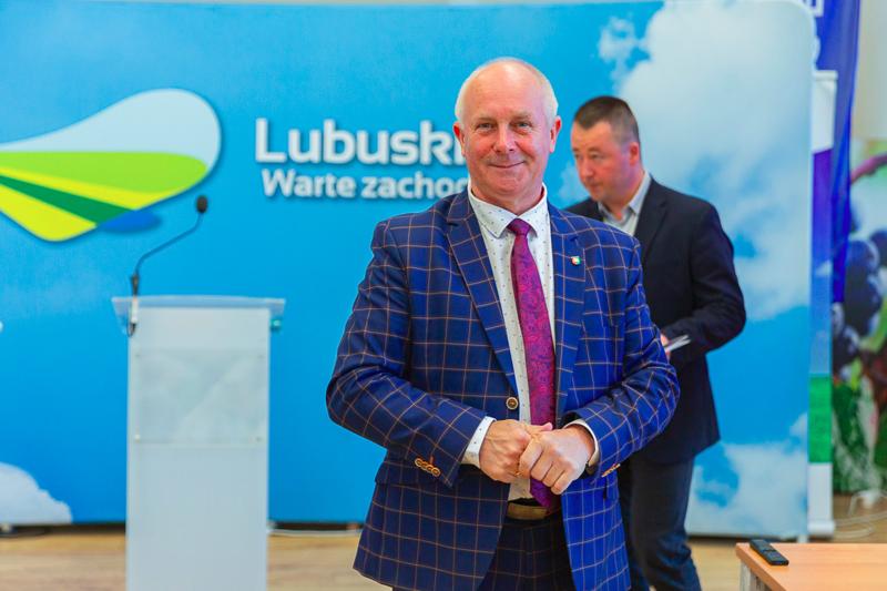 Podpisanie umów na dotacje celowe na wyłączanie gruntów rolnych z produkcji rolniczej i nie tylko