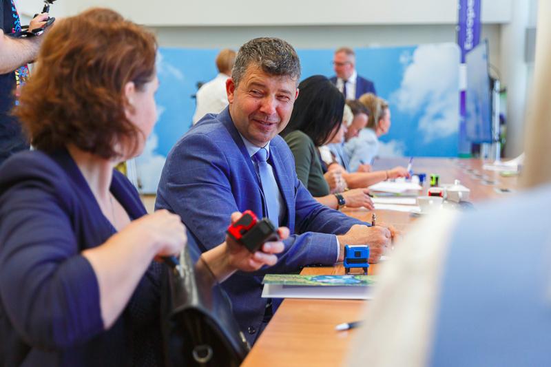 Podpisanie umów na dotacje celowe na wyłączanie gruntów rolnych z produkcji rolniczej i nie tylko