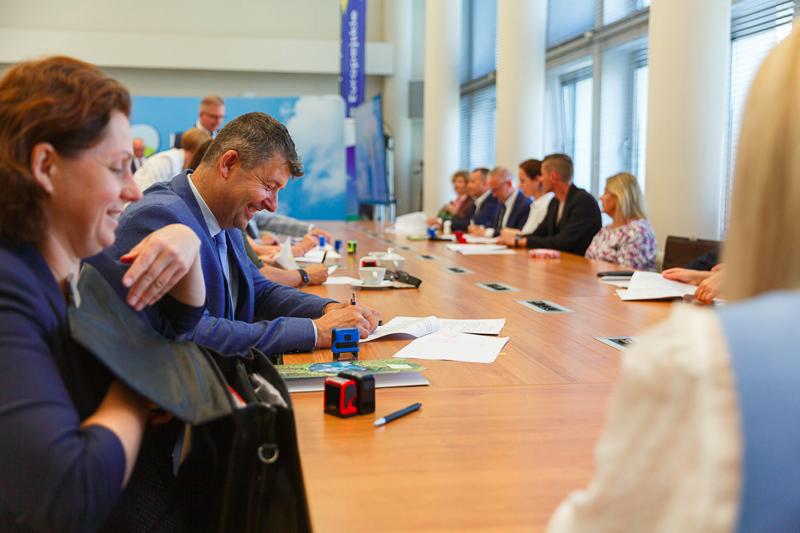 Podpisanie umów na dotacje celowe na wyłączanie gruntów rolnych z produkcji rolniczej i nie tylko