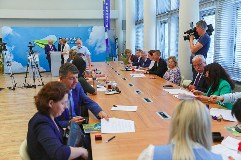 Podpisanie umów na dotacje celowe na wyłączanie gruntów rolnych z produkcji rolniczej i nie tylko